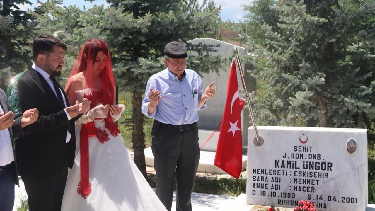 Eskişehirli genç, düğün gününde şehit amcasını unu