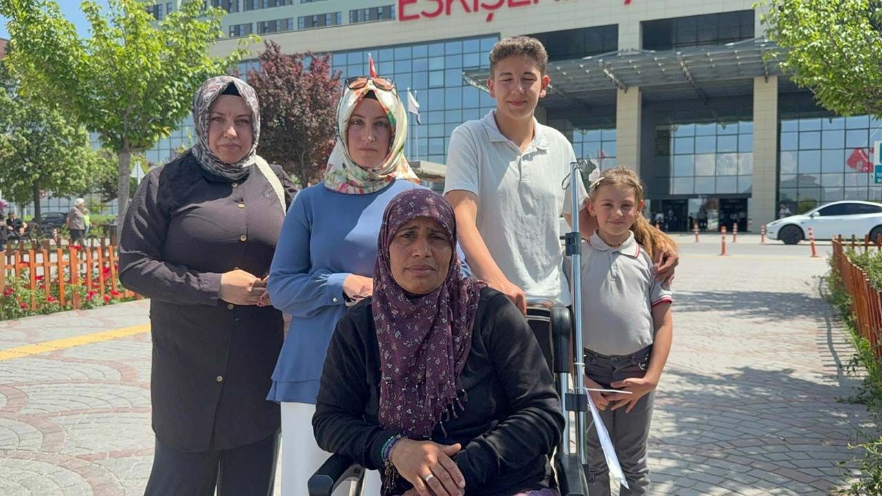 İki çocuk annesi, 2 erkek tarafından sopayla darbedildiğini 