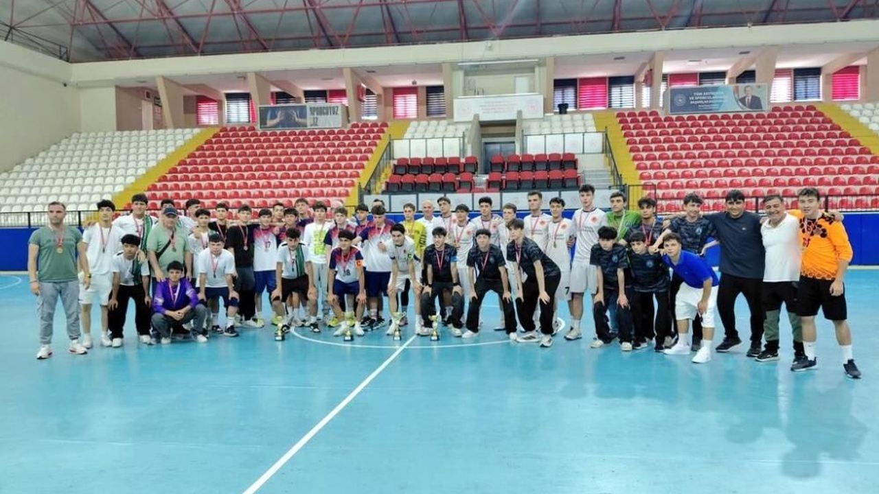 Porsuk Spor Salonu'nda 2. Küme Futsal Genç A Erkekler müsaba
