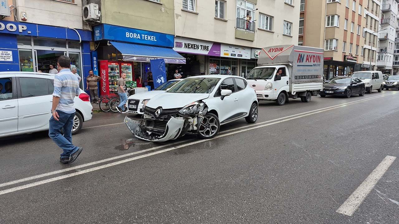 Caddede U dönüşü yapmaya çalışan otomobil motosikletle çarpı