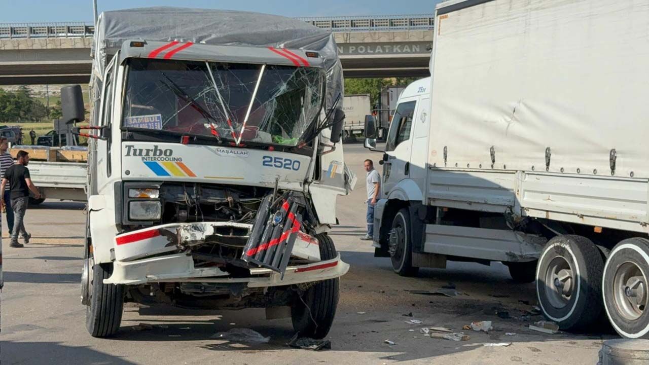 İki kamyonun karıştığı kazada sıkışan sürücüyü itfaiye ekipl