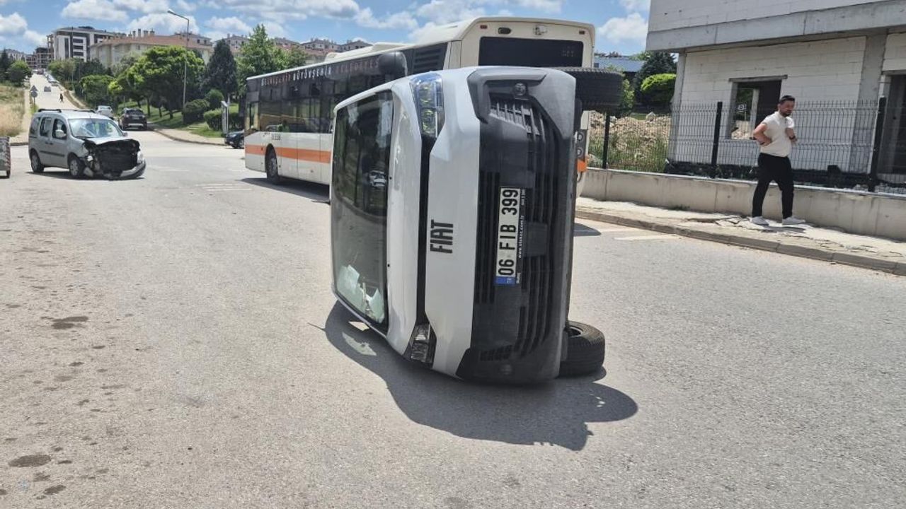 Eskişehir'de hafif ticari araç PTT aracına çarptı: