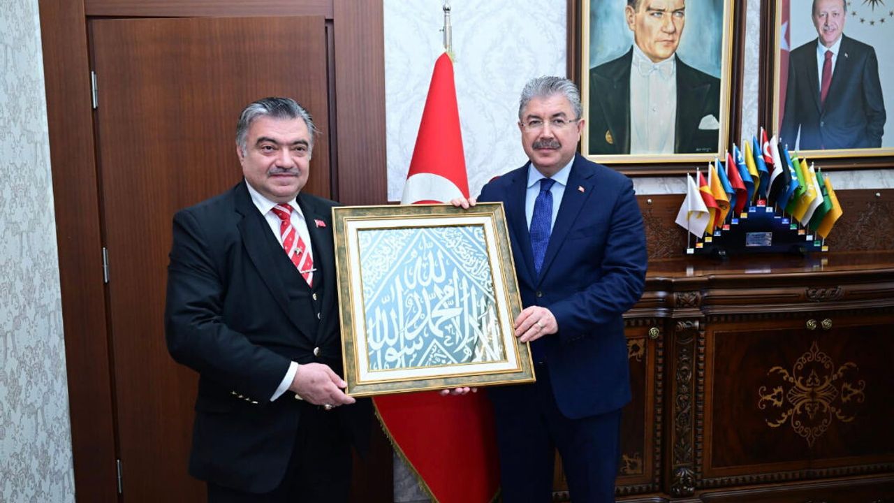 Eskişehir Valisi Yılmaz’a kutsal emanetler hediye edildi