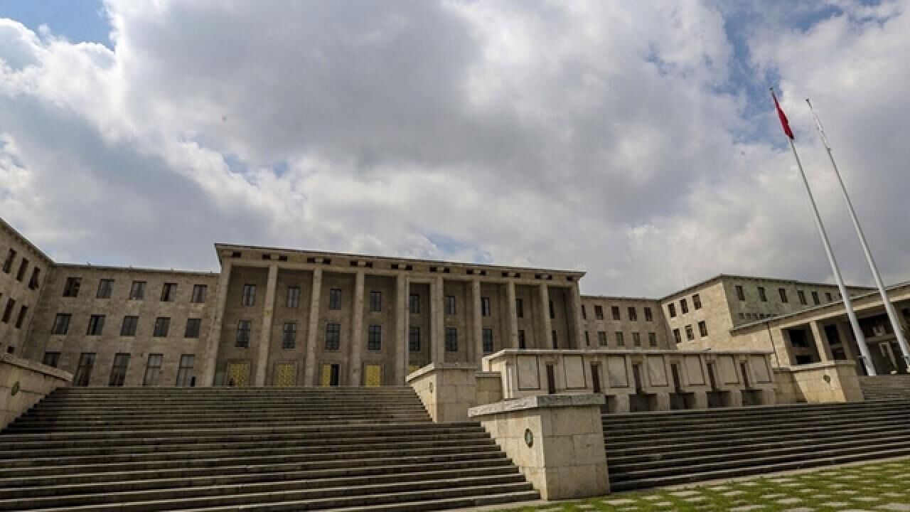 TBMM'de güvenlik alarmı: CHP grup toplantısına ziyaretçi kab