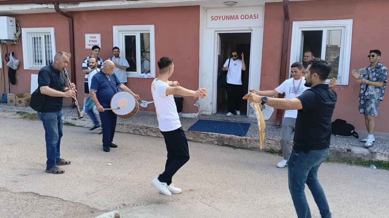 Çiftetelliyle kutladılar