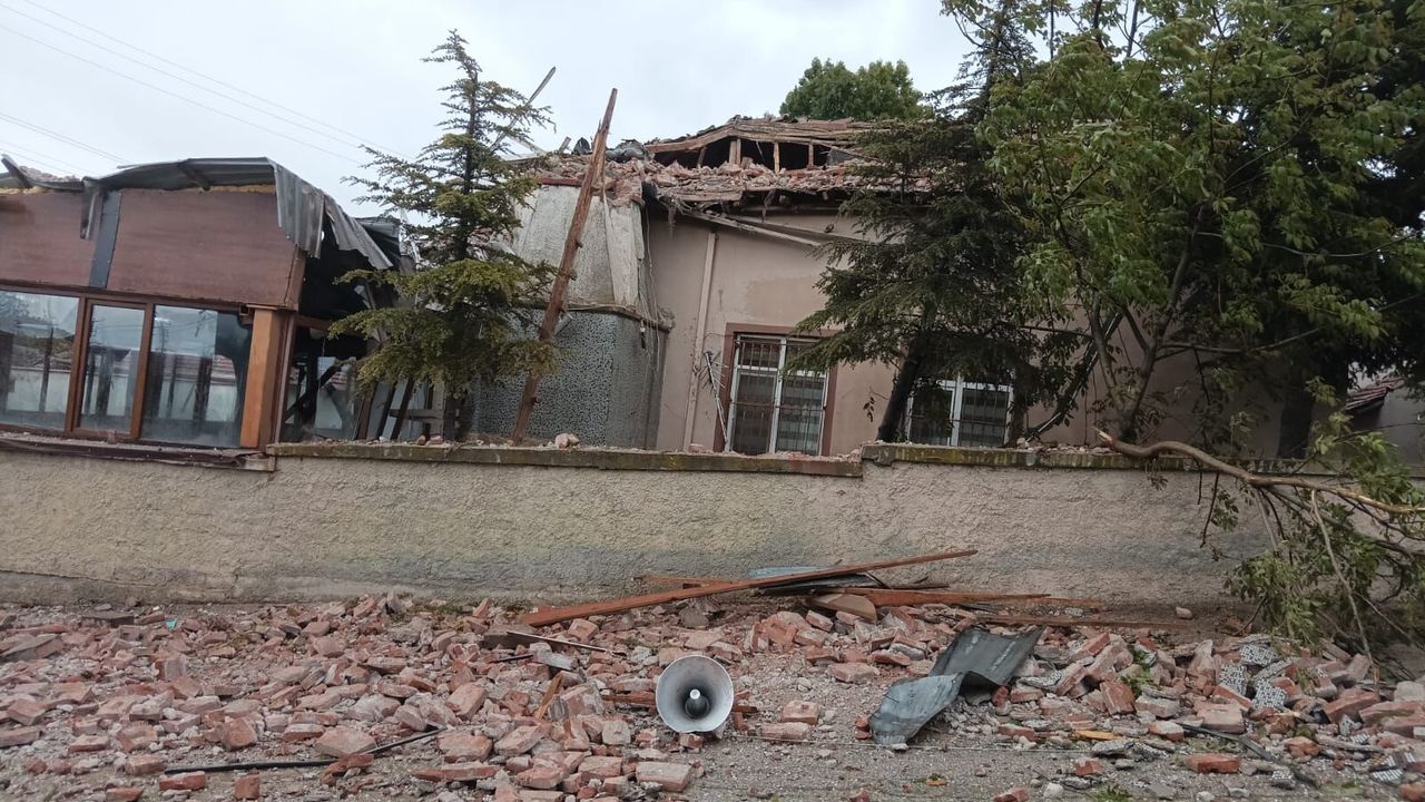 Eskişehir'de o camiye yıldırım düşmüştü: Hasarlı alanlar yen