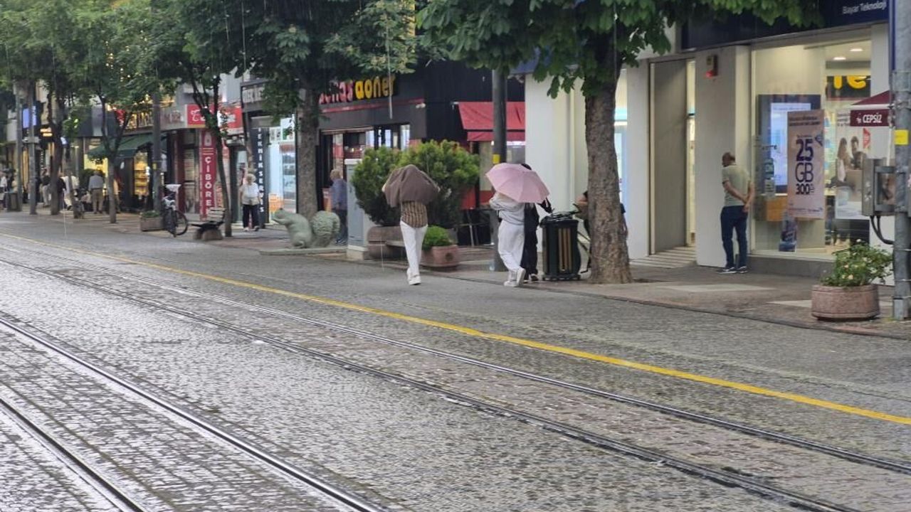 Eskişehir'de beklenen gök gürültülü sağanak yağış etkili old