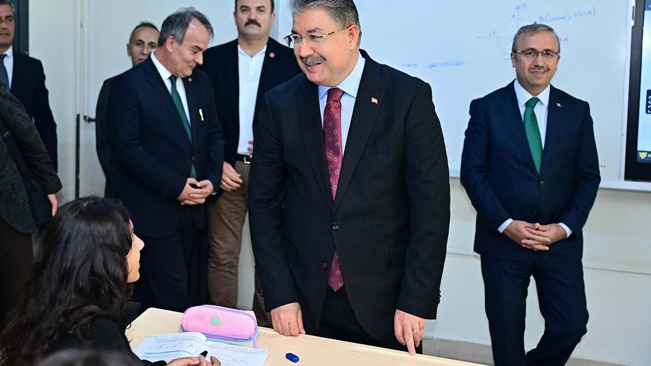 Vali Dr. Erdinç Yılmaz lise öğrencileriyle bir araya geldi