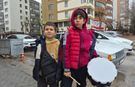 Eskişehir'de yeğeniyle birlikte bayram harçlığı toplayan küçük davulcu