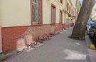 Eskişehir'de cami duvarının tuğlaları kaldırıma döküldü