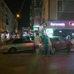 Çarpışan iki otomobil kuruyemiş dükkanına girdi