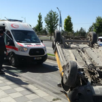Devrilen ticari taksi ters döndü