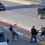 Cadde ortasında çekiç ve sopalarla kavga ettiler