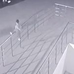 Tırmandığı demir korkuluklardan düşen çocuk ağır yaralandı
