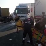 Emniyet şeridindeki tıra başka bir tır çarptı: Yaralılar var