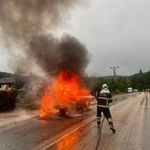 Yanan otomobildeki patlama paniğe neden oldu