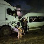 İşçi servisi tırla kafa kafaya çarpıştı: Ölü ve yaralılar var