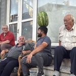Kafasında 40 kilo karpuz taşıyor! Eskişehirli kalıp ustasının sıra dışı yeteneği