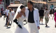 Taksim’de düğün fotoğrafı çektiren Çinli çift ilgi odağı oldu