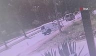 Lastiği patlayan araç kaldırıma çarpıp devrilmekten son anda kurtuldu