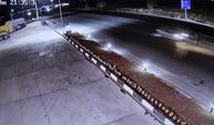 Yolun karşısına geçmek isteyen adama otomobil çarptı... Feci kaza kamerada