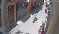 O anlar kamerada: Sokakta üzerine karton örten çocuk ölümden döndü