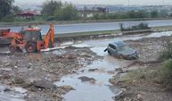 Heyelanın kapattığı otoyolda araçlar mahsur kaldı