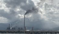 Soma’da, termik santralden yükselen siyah duman kentin soluğunu kesiyor
