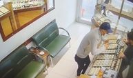 Eşine sürpriz bahanesiyle girdiği kuyumcudan pırlanta çalan şahıs yakalandı