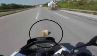 Mikserden düşen malzeme motosiklet sürücüsünü ölümle burun buruna getirdi