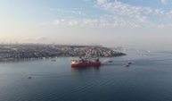 215 metrelik boru döşeme gemisinin geçişi sebebiyle boğaz hattı çift yönlü trafiğe kapatıldı