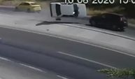 Yola fırlayan parçadan kurtulmak isterken karşı şeride uçarak 2 otomobille çarpıştı: 2 ölü