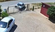 Takla atan otomobil güvenlik kamerasına yansıdı: Aynı aileden 2 kişi yaralandı, 3 çocuk kurtuldu