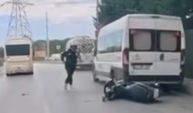 Şerit değiştirirken park halindeki araca ve dolmuşa çarptı: Kaza anı kamerada