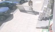 Kaldırımda yürüyen kadının üzerine PVC kapı düştü