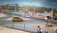 Kırmızı ışıkta geçen araca motosikletin çarpma anı kamerada: 2 yaralı