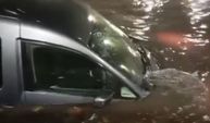 Pendik’te alt geçidi su bastı, sürücü ve kızı mahsur kaldı