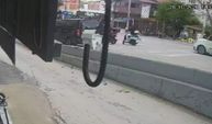 Motosiklet yayaya çarptı, ikisi de metrelerce sürüklendi; O anlar kamerada