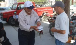 77 yaşındaki adamın ekmek mücadelesi