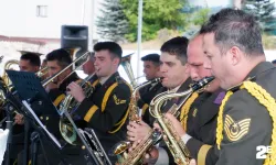 Askeri bando coşturdu