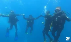 Denizin 12 metre altında halay çekti