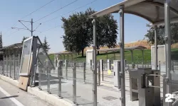 Eskişehir'de bir garip kaza: Durağa çarptı!
