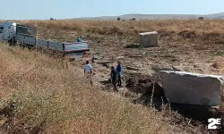 TIR'daki mermer bloklar çevreye dağıldı