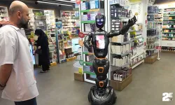 Türkiye’nin ilk yapay zekalı eczane teknisyeni robotu iş başı yaptı