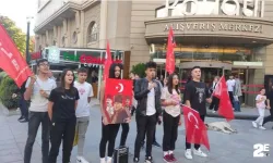 Bir grup liseli Kanatlı AVM önünde