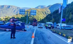 İki otomobil çarpıştı: 1'i ağır, yaralılar var!