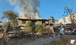 Korkutucu yangında  ahşap ev küle döndü