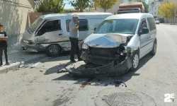 Ticari araçla kafa kafaya çarpıştılar
