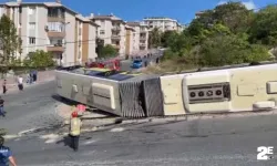 Yokuştan inen İETT otobüsü devrildi