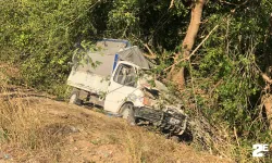 Feci kaza: Kamyon şarampole yuvarlandı